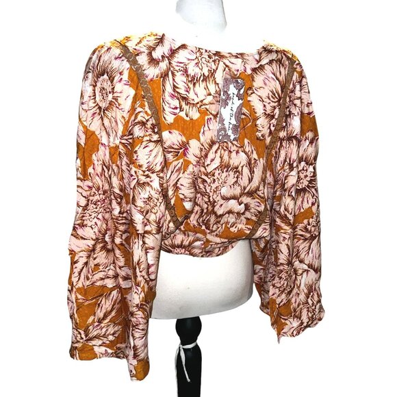 Band of the Free NWT Libby Gold Floral Bell Sleeve Crop Top Sz Medium Womens Yel - Picture 9 of 15